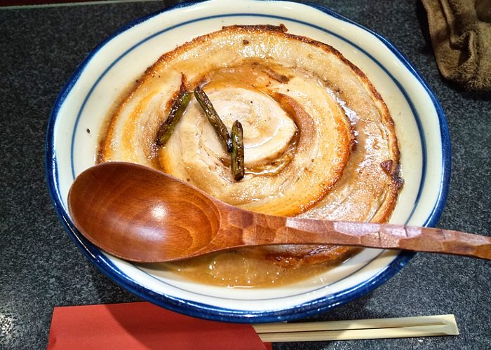 豚バラ肉で出来た鍋蓋 烈志笑魚油 麺香房 三く 新福島の落し蓋ラーメン B級的 大阪グルメ生活