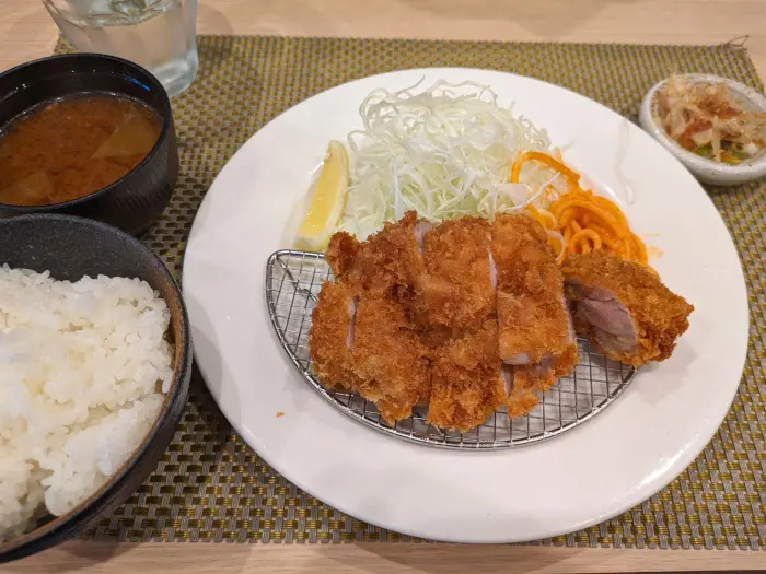 とんかつ一番2Deux」＠阿波座 肉汁あふれる大山鶏チキンカツ定食B級的
